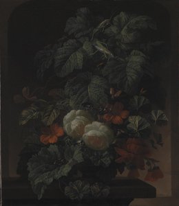 En skål med blomster