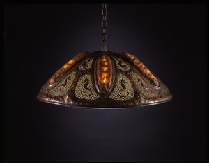 Lysekrone, ca. 1910 (kobber- og chitonskal) af Elizabeth Eaton Burton