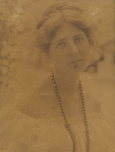 Portræt af Julia Hall McCune 1882-1971, ca. 1898. af Ema Spencer
