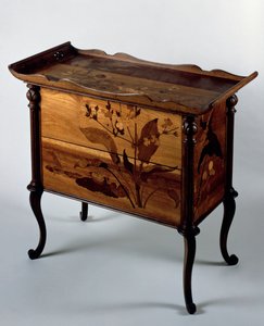 Kommode i jugendstil med polykrome indlæg og bakketop af Emile Galle