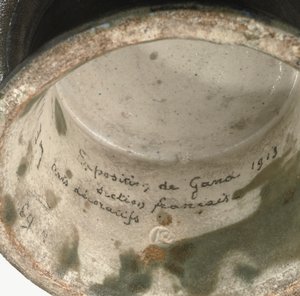 Skål, Exposition de Gand, detalje af basen af Emile Lenoble