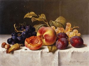 Druer, ferskner, blommer og nødder på et draperet bord