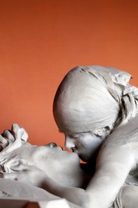 Monumental kirkegård. Kysset på en gravsten. Milano. Italien. af Emilio Quadrelli