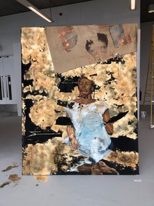 Den sårbare disposition. 2019, Olie, akryl, stof, print og imiteret bladguld på lærred af Emma Prempeh