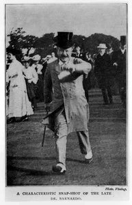 Et karakteristisk øjebliksbillede af den afdøde Dr. Barnado (1845-1905) (s/h foto) af English Photographer