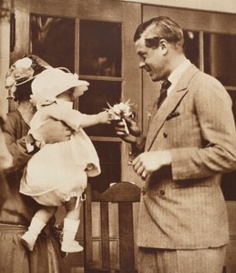 Et barn giver kong Edward VIII en buket i Enham Village Centre, 1926 af English Photographer