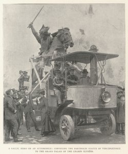 En gallisk helt på en bil, der formidler Bartholdi-statuen af Vercingetorix til Grand Palais på Champs Elysees af English Photographer
