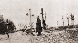 En russisk soldat ved graven af en våbenkammerat under Første Verdenskrig, fra The Illustrated War News, 1915 af English Photographer