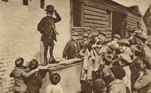 En spirende humorist fra East End laver en Charlie Chaplin-imitation (s/h-foto) af English Photographer