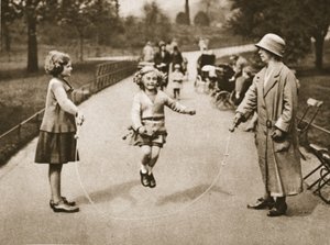 En pige, der springer over i Hyde Park eller Kensington Gardens, fra Wonderful London, udgivet 1926-27 (fotogravure) af English Photographer