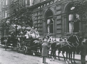 En hestevogn på gaden uden for Hotel Metropole af English Photographer