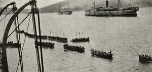 En landgangsstyrke, der forlader transporterne til kysten under Gallipoli-kampagnen, fra 