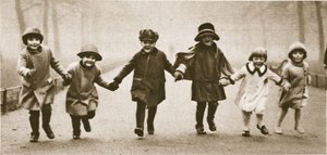 En række velklædte børn, der løber i Hyde Park, fra Wonderful London, udgivet 1926-27 (fotogravure) af English Photographer