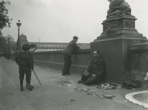 En kunstner på fortovet på dæmningen af English Photographer