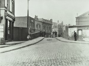 En hvid hest rejser ned ad Rhodeswell Road mod Old Victory Bridge, 1895 af English Photographer