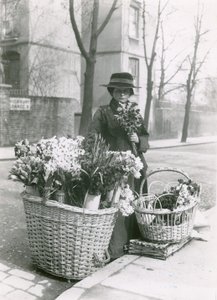 En kvindelig blomstersælger af English Photographer