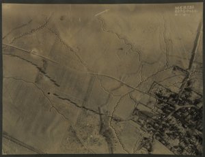 Luftfoto med skyttegrave fra WWI, 1918 af English Photographer