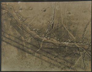 Luftfoto med skyttegrave fra WWI, 1918 af English Photographer