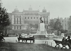 Alhambra, Leicester Square, Westminster LB: østsiden, 1895 af English Photographer