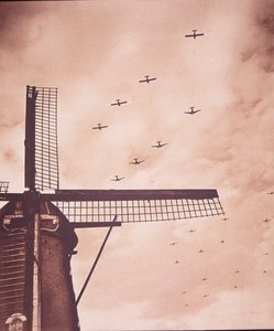 Allierede fly trækker svævefly med luftbårne tropper over Holland, Slaget ved Arnhem af English Photographer