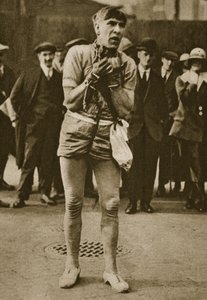 En skuespiller klædt ud som Houdini uden for en teaterdør (sepia-billede) af English Photographer