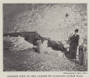 Endnu en udsigt over skaden på Sandgate Castle Wall af English Photographer