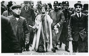 Anholdelse af fru Emmeline Pankhurst i Victoria Street, 13. februar 1908 af English Photographer