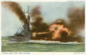 Artilleripistol skyder på slagskib (farvefoto) af English Photographer