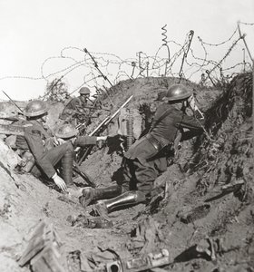 I afventning af det store Hun-angreb holder observationsofficer og signalgivere ved St. Quentin et skarpt udkig af English Photographer