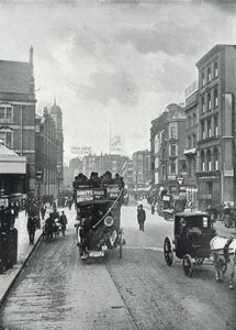 Bishopsgate Street (uden), med udsigt mod øst fra nær Liverpool Street (s/h-billede) af English Photographer