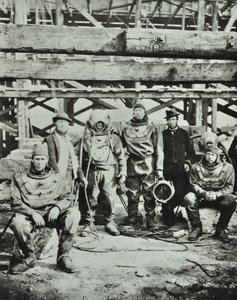 Blackfriars Bridge: bygningsarbejdere poserer med udstyr, 1869 af English Photographer