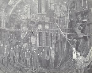 Blackwall Tunnel: en gruppe arbejdere står i luftslusen, 1894 af English Photographer