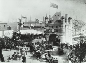 Blackwall Tunnel: hestetrukne vogne passerer gennem den ceremonielle indgang til tunnelen, 1897 af English Photographer