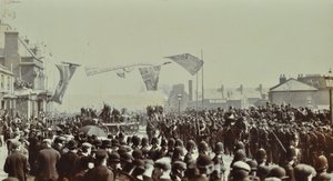 Blackwall Tunnel: slægtskab som prinsen af Wales, senere kong Edward VII, og prinsesse Alexandria overværer den ceremonielle åbning af tunnelen, 1897 af English Photographer
