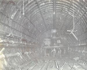 Blackwall Tunnel: to mænd står i luftslusen, 1894 af English Photographer