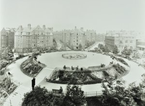 Boundary Estate: Arnold Circus, udsigt over offentlige haver og lejligheder, London af English Photographer