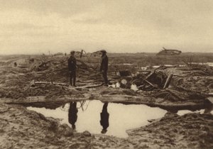 Britiske kampvogne, der er kørt fast i mudderet, før de kunne nå de tyske linjer ved Ypres i Belgien under Første Verdenskrig af English Photographer