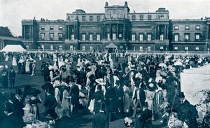 Buckingham Palace Garden Party, 1911 af English Photographer