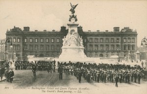 Buckingham Palace og Queen Victoria Memorial; Vagtbandet går forbi af English Photographer