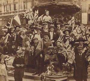 Fejring af sejren i Første Verdenskrig i Piccadilly Circus, London af English Photographer