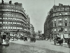 Charing Cross, Westminster LB: Northumberland Avenue fra Trafalgar Square og Charing Cross, 1890 af English Photographer