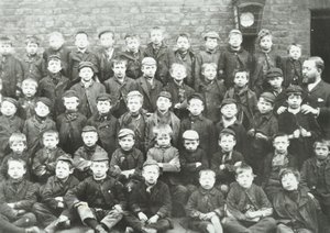 Chaucer Street School: drengegruppe, 1895 af English Photographer