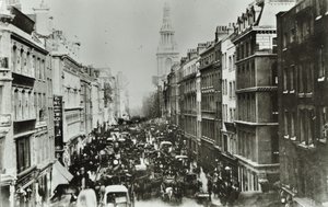 Cheapside, med udsigt mod øst til Bow Church, City of London, 1880 af English Photographer