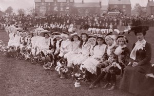 Børnedeltagere i udklædningskonkurrence, ca. 1910 (sort-hvid fotograf) af English Photographer