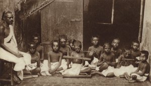 Børn og deres lærer på en skole i Indien (s/h-billede) af English Photographer