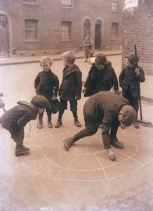 Børn leger i Londons gader af English Photographer