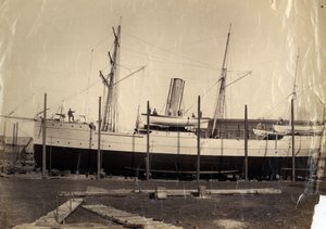 Kinesisk indtægtskrydser "Li Kin" eller hendes søsterskib "Kai Pan" på slip klar til lancering, 1888 af English Photographer