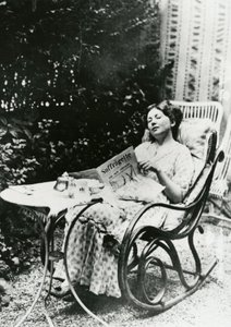 Christabel Pankhurst (1881-1969) læser en kopi af The Suffragette c.1905-14 af English Photographer