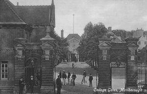 College Gates, Marlborough College, Wiltshire (s/h-billede) af English Photographer