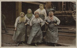 Colliery Lasses (farvefoto) af English Photographer